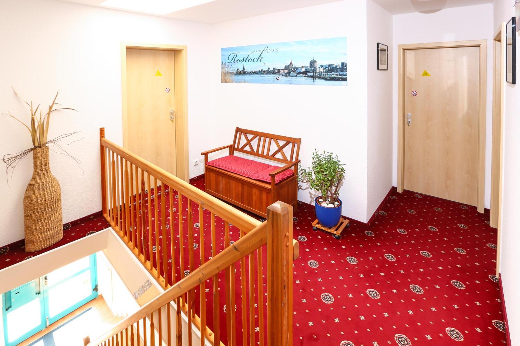 Hotel-Pension Petridamm Rostock Exteriör bild