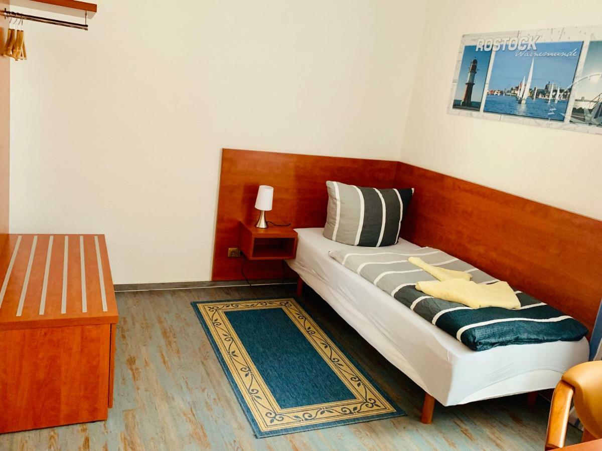 Hotel-Pension Petridamm Rostock Exteriör bild